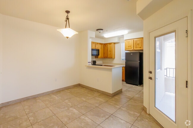 1BD, 1BA - 885SF - Dining Room - Paseo del Rio II