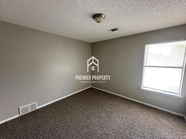 Building Photo - 6016 Rosewind Cir W