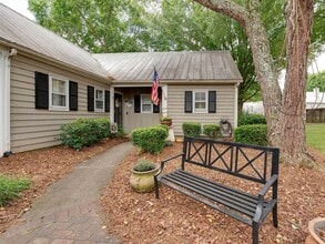 Building Photo - A picture perfect cottage home ready for you with community pool!