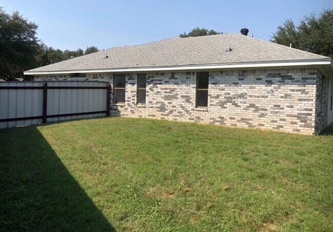 Building Photo - COMING SOON!! 3 Bed 2 Bath