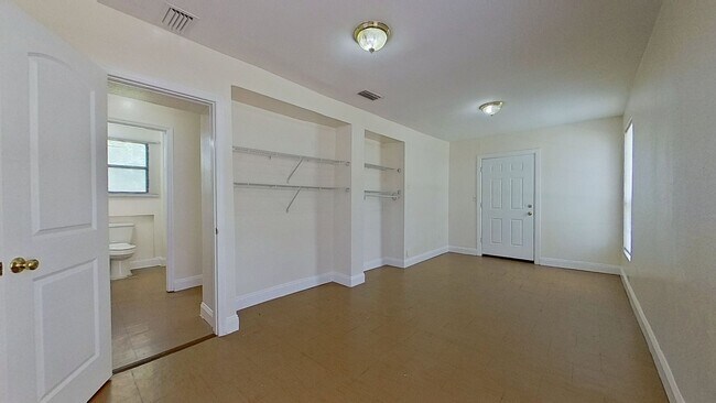 Building Photo - 1049 Pippin St
