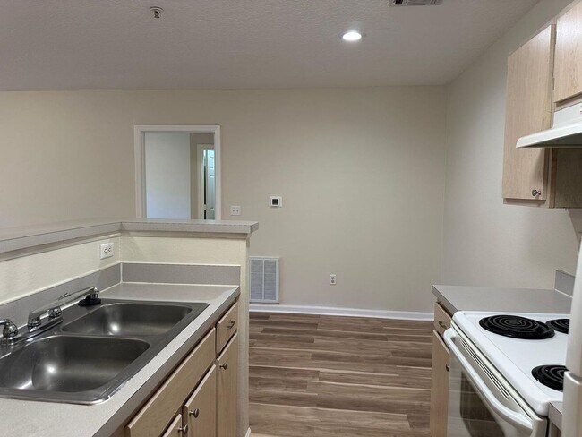 Building Photo - Freshly Updated Sunset Lake Condo (2 Bed, ...
