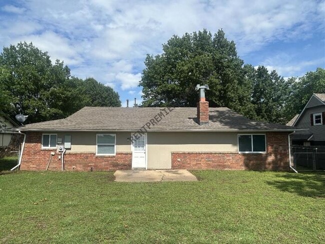 Building Photo - 900 S 27th St