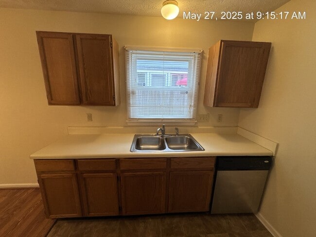 Building Photo - 1641 Veanna Dr
