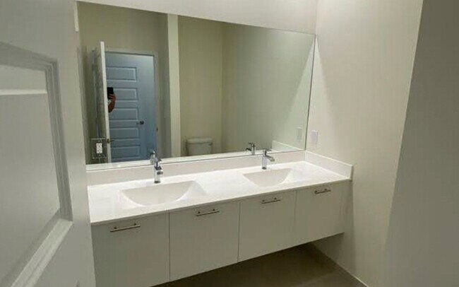 Building Photo - 6425 NW 103rd Pl