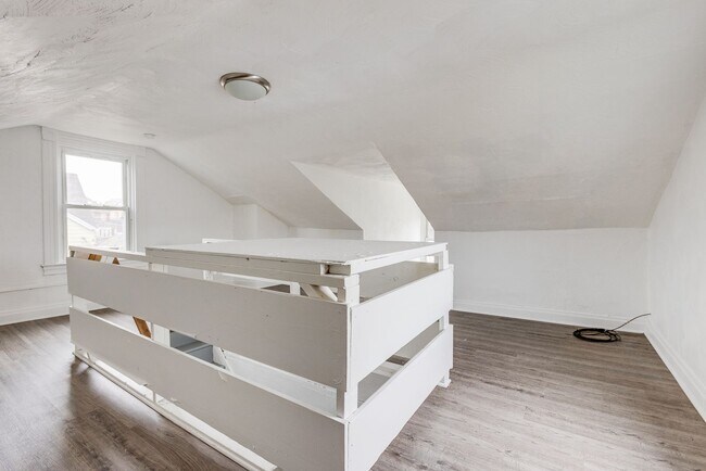 Building Photo - 440 Hays Ave