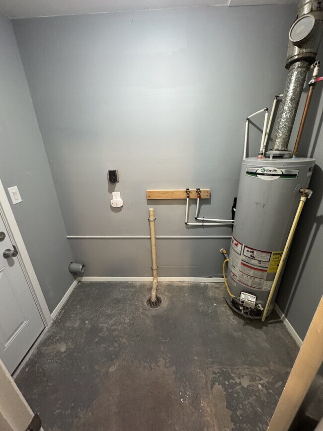 Building Photo - "Charming 1-Bed, -Bath Duplex Gem in Wichita – Spacious 625 Sq Ft Living!"