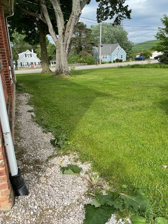 Building Photo - Single Family Home 2 Bedrooms 1 Bath with ...
