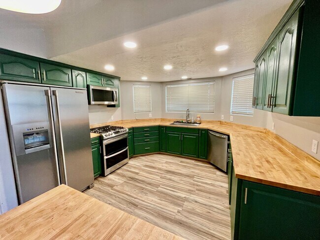 Building Photo - Updated and Pet Friendly Three Bedroom Home