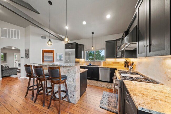 Building Photo - 1740 W Live Oak St