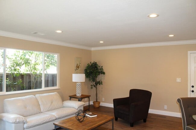 Building Photo - 1376 Bouret Dr