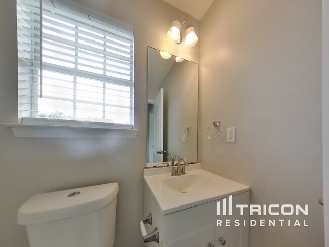 Building Photo - 1005 Ulster Ct