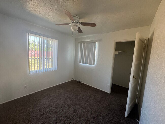 Building Photo - 4006 Mennes Ave