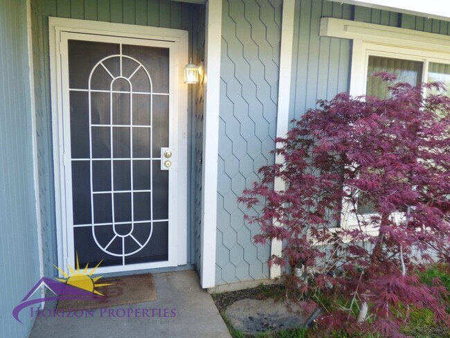 Building Photo - 3 Bed 2 Bath 1,317sqft Citrus Heights Home in Wildwood Estates