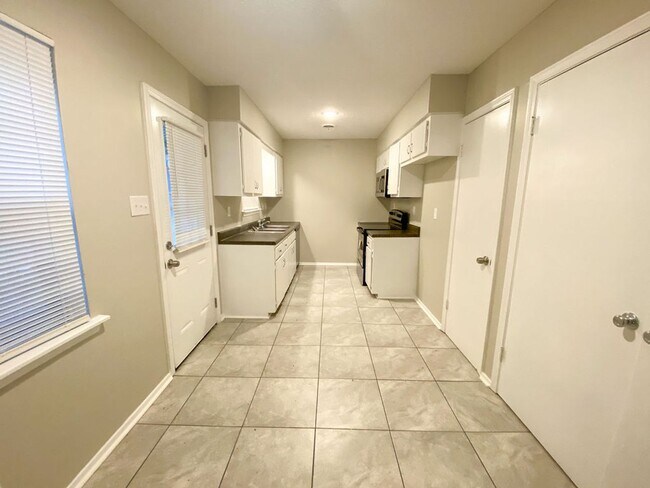 Building Photo - 3 Bed 2 bath in Raleigh / ss appliances an...