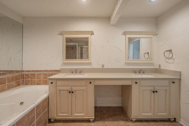 Building Photo - Amazing Townhome