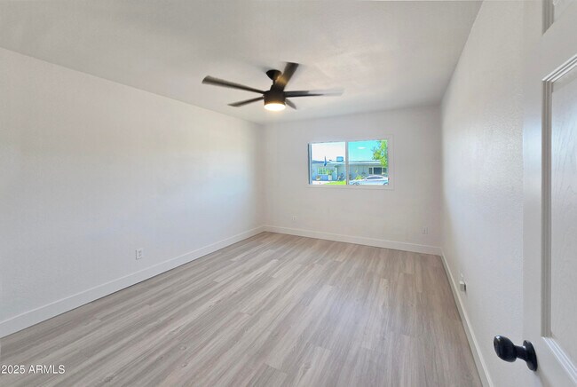 Building Photo - 13121 N 21st Dr