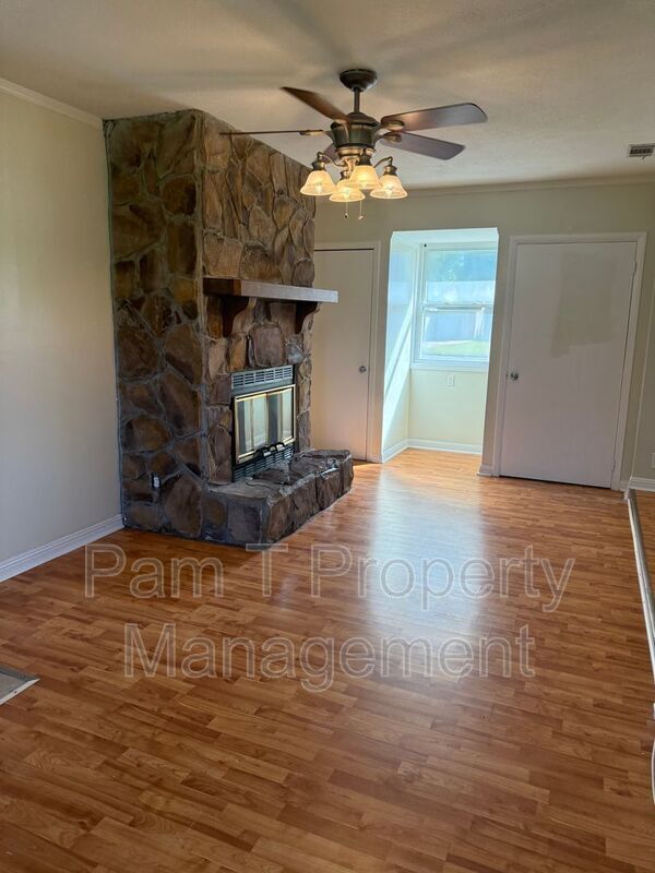 Building Photo - 211 Holiday Dr