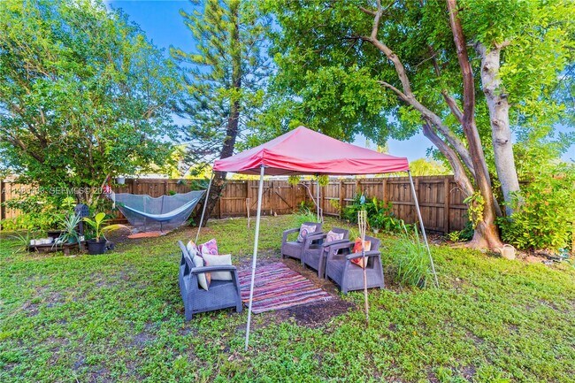 Building Photo - 2447 Wilson St