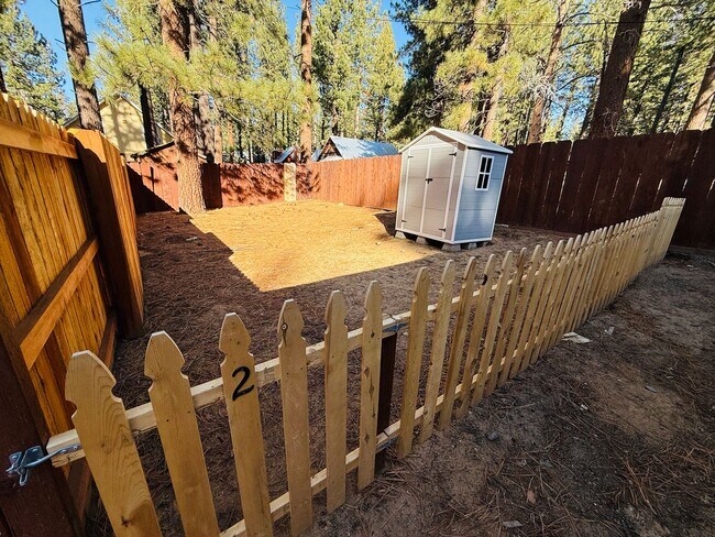 Building Photo - Pet friendly 1 bedroom unit with washer /dryer