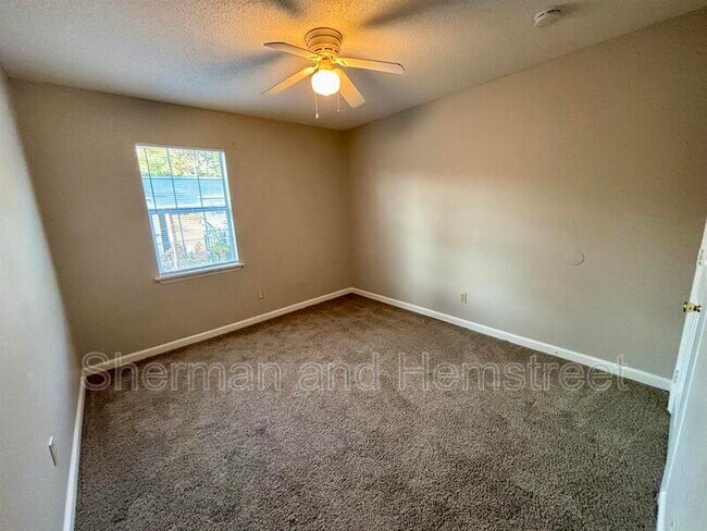 Building Photo - 406 Commons Dr