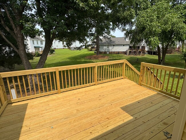 Building Photo - 2 Bedroom / 2 Bath End Unit Townhome in Ce...