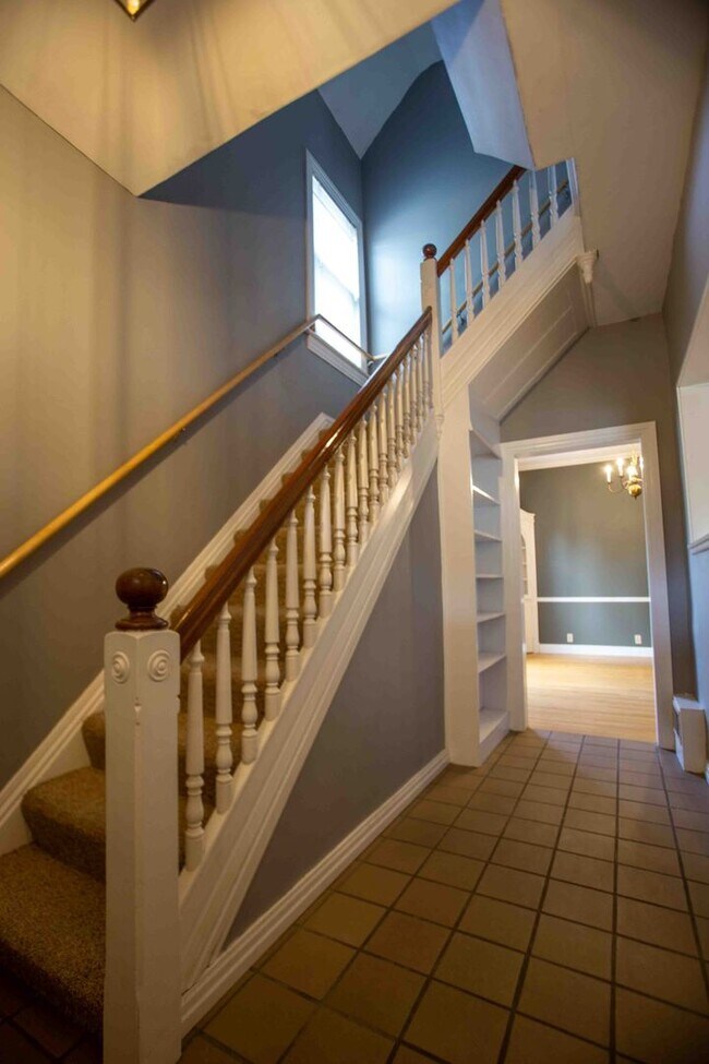 Building Photo - 3 bedroom 2.5 bathroom home with a fully fenced yard!