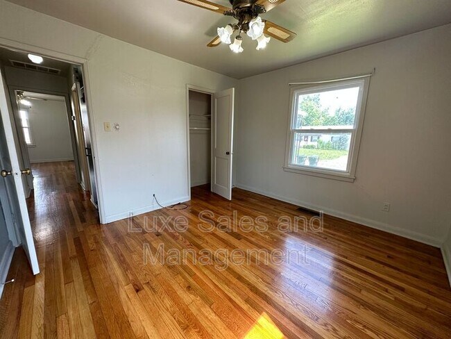 Building Photo - 206 E Myrtle Dr