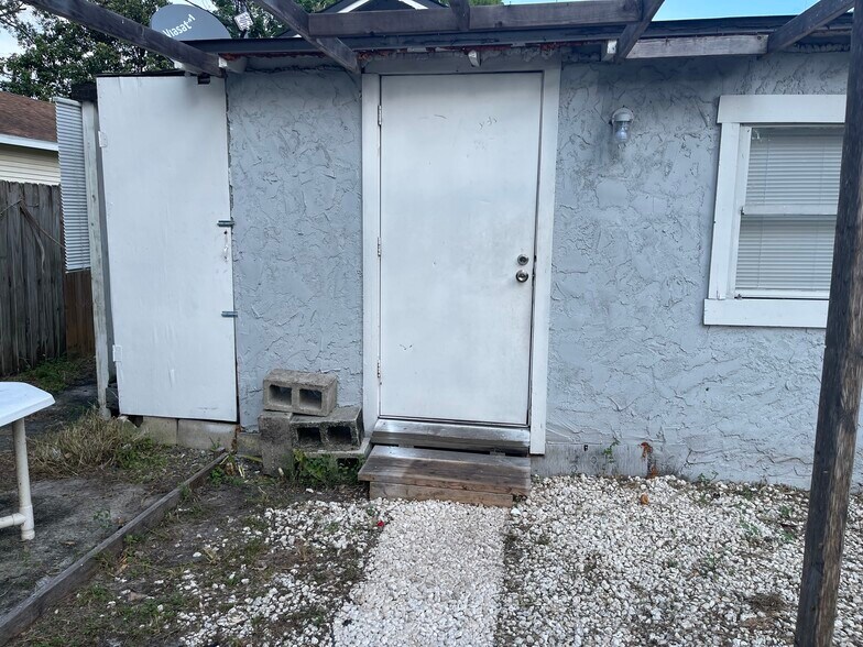 Building Photo - 8722 N Brooks St