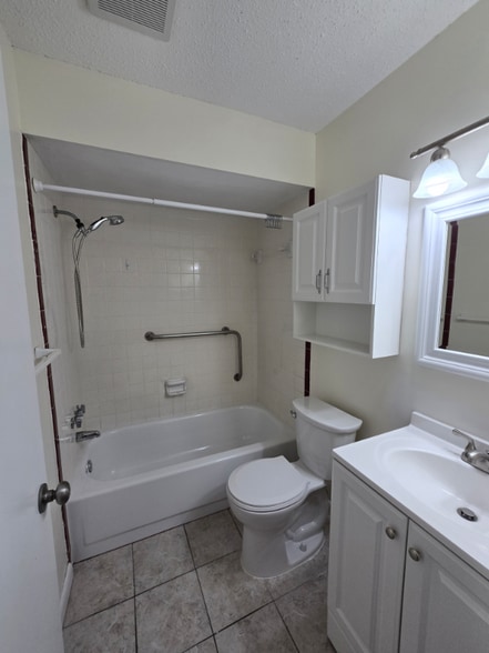 Building Photo - 843 Cambridge Ct