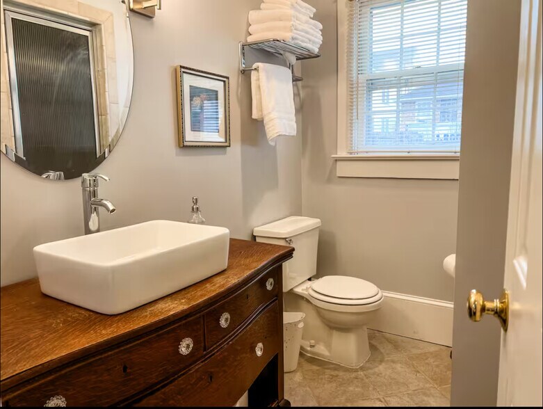 Bathroom 1 (ensuite from Bedroom 1) - 405 Morson St