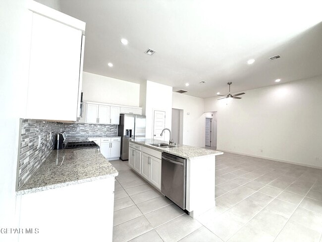 Building Photo - 7792 Enchanted Pk Dr