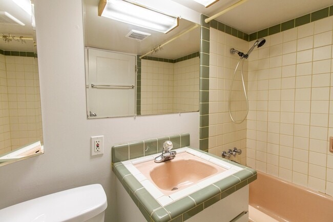 Building Photo - Fantastic SE Portland Home with Parking, Hardwoods, Charming Character, and Large Patio