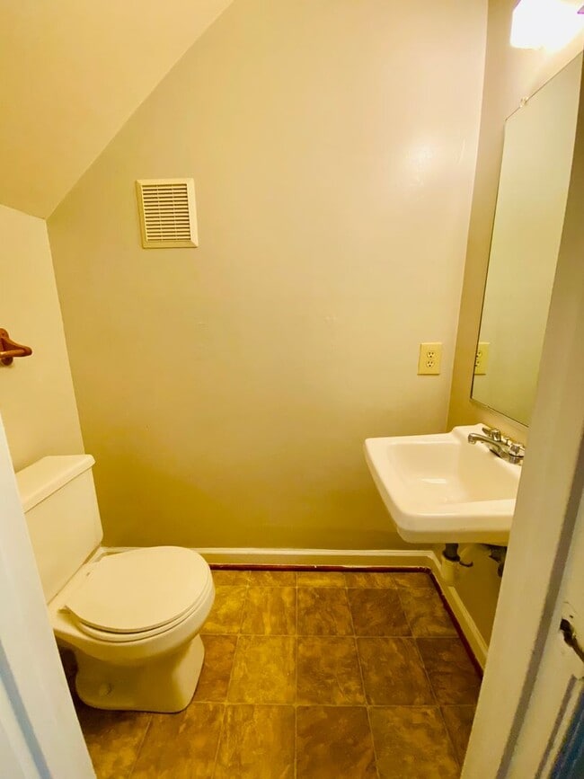 Building Photo - Adorable 3 bdrm/1.5 bath Home Located Clos...