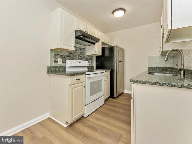 Building Photo - 5803 Oleander Pl