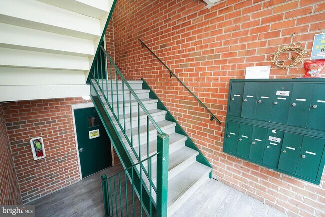 Building Photo - 802 College Ln