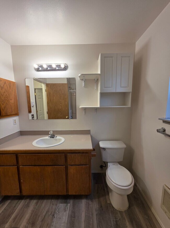 Building Photo - 00136/00137