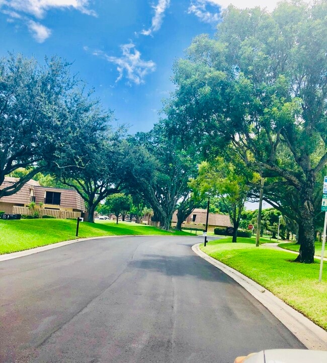 Building Photo - 1120 11th Ct