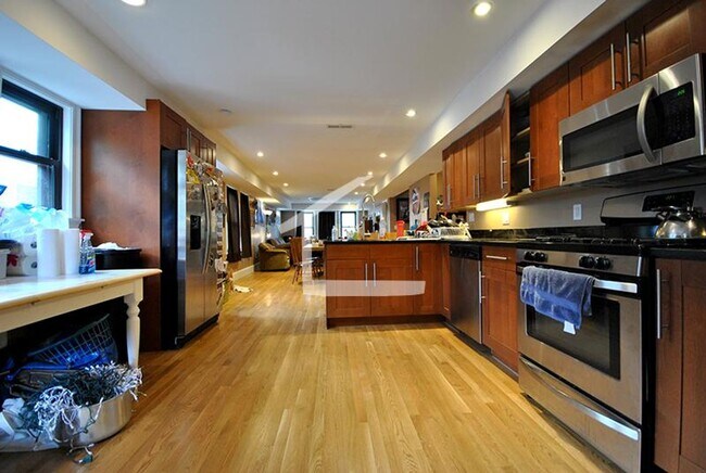 Building Photo - Charming 5 Bedroom