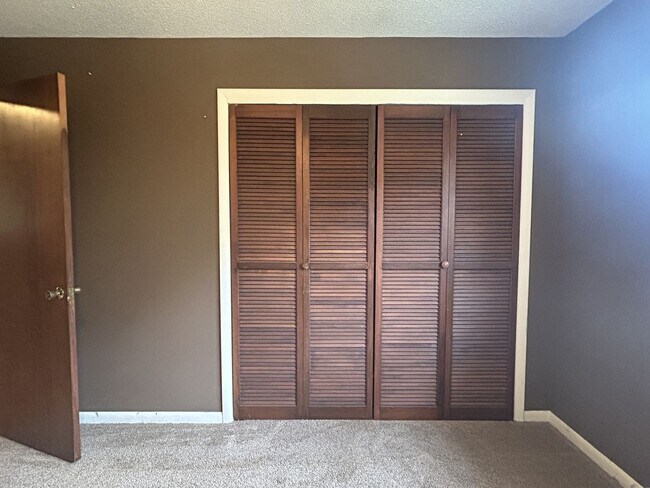 Building Photo - 4/2.5 in Beautiful Warrensville! Lots of S...