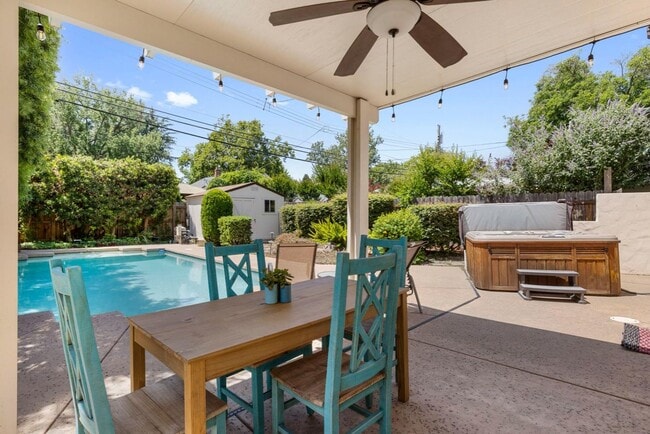 Building Photo - (POOL!) 3 bed/2 bath - 1935 Spanish Coloni...