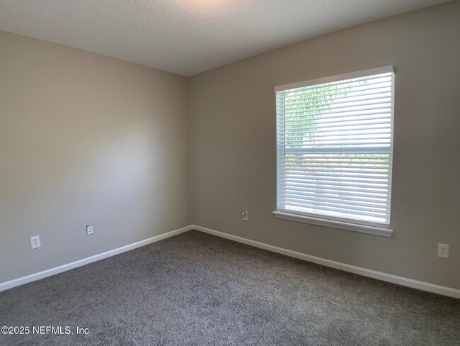 Building Photo - 647 Acorn Chase Dr