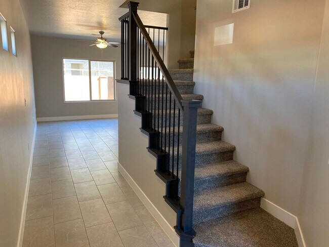 Building Photo - Red Mountain Vista Town Home, End Unit
