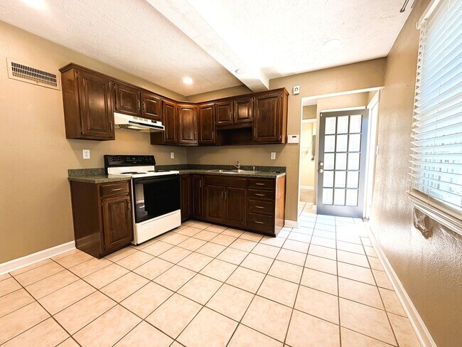 Building Photo - 217 Kewanna Dr