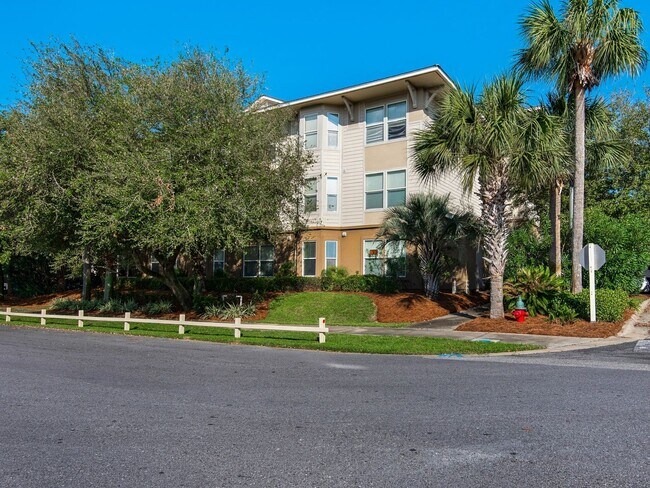 Building Photo - Newly renovated 2 Bed/2 Bath condo in heart of Destin