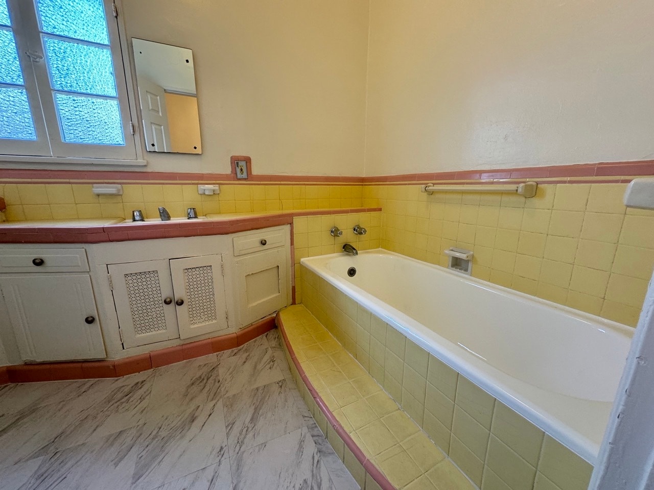 Building Photo - 422 S Detroit St