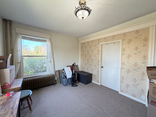 Building Photo - 1st Floor 2 Bedroom Apartment w/ Private Basement - Available July 1st