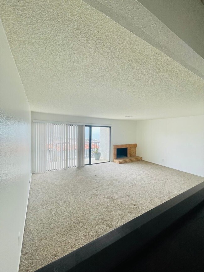 Building Photo - Tri-Level Seaview Condo with Amazing Ocean Views!