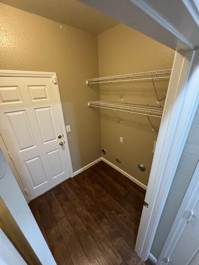 Building Photo - 3 BED, 2 bath, Single Story