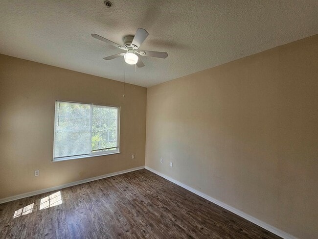 Building Photo - 605 Fairway Dr